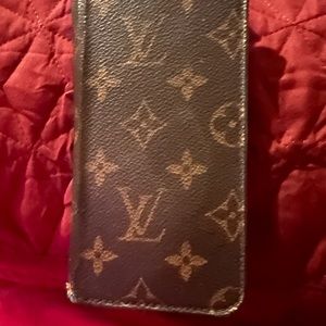 Louis Vuitton ph case 6+ (authentic)